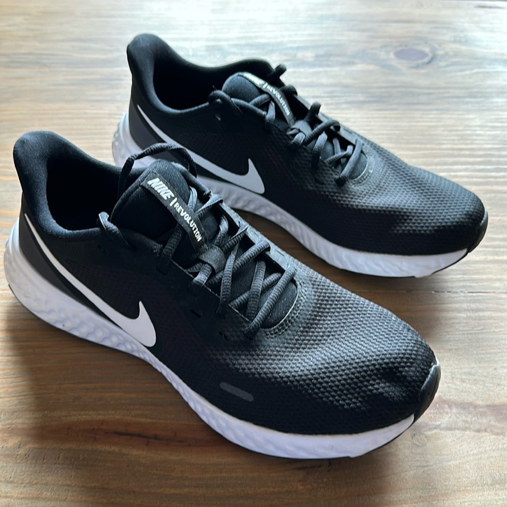 Nike Revolution 5 Womens Size 12 Running Shoes Sneakers Black White BQ3207-002